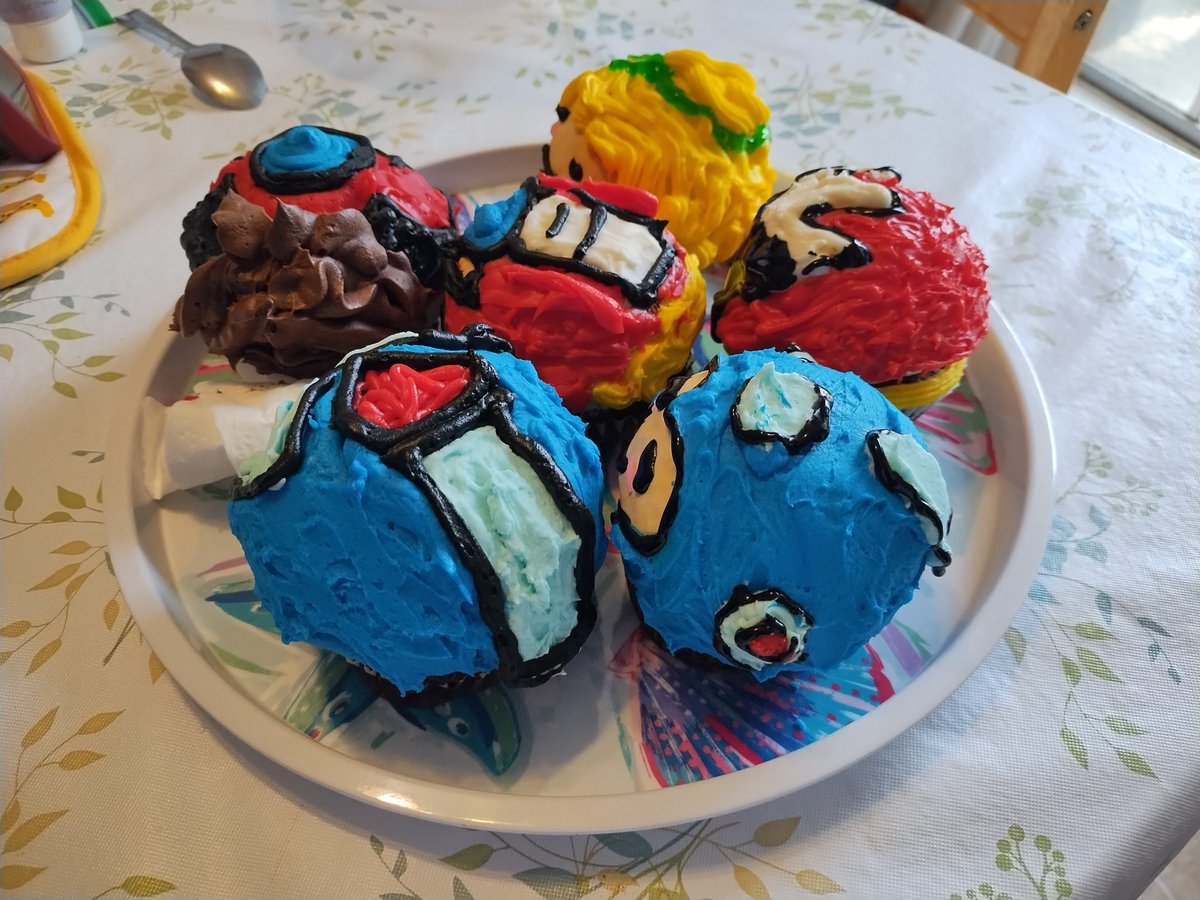1987_Zero's tweet image. My mom and sister made these wonderful Mega Man cupcakes for me while I was gone on retreat, inspired by the amazing design of @q_x481 🥹 🥰 Thank you so much q_x!
They look so good and it was a big surprise!! I felt bad eating Proto Man 🤣 But he was so cute.
#MegaMan #cupcake