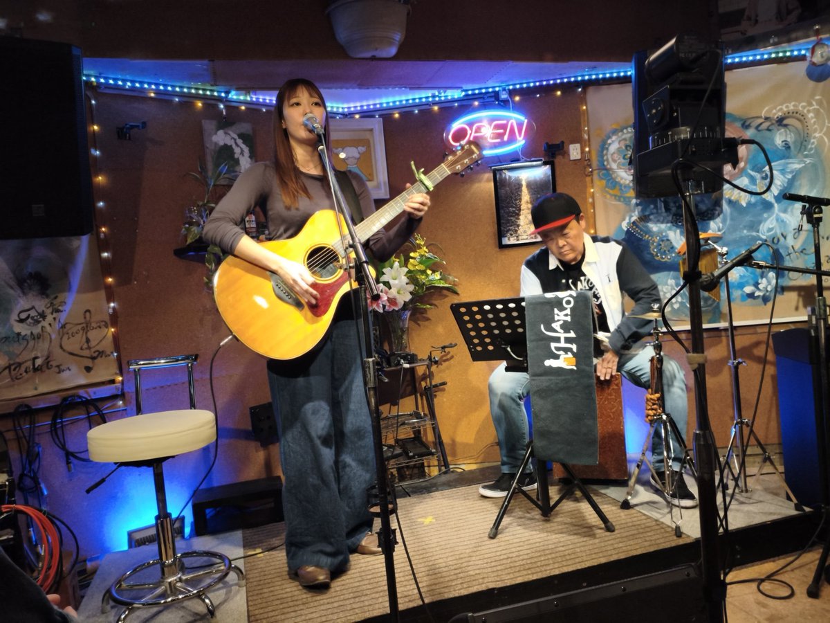 showtokkyu_higa's tweet photo. 昨晩はアルテ崎山にて、ひがっすプレゼンツ「#ひとつなぎライブ Vol.15」！大盛況！
ご来場誠にありがとうございました！
コノハさん、奏さん、ハトガトブさん、ASU華さん、かれんさんご出演ありがとうございました！開演前から結束して一体感がありました！
アルテ崎山さんありがとうございました！ https://t.co/QKsxdGAw8b