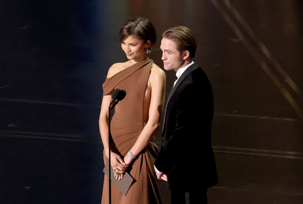 pattinsonphotos's tweet photo. Robert Pattinson and Zendaya present the award for Best Director onstage during the 98th #Oscars https://t.co/XjutwnuM9h