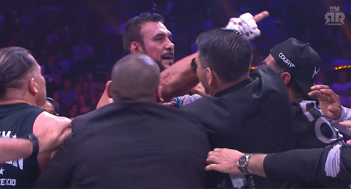 McLeoncio's tweet photo. ¡TREMENDO PERDEDOR ALBERTO DEL RÍO!🥊

¡TE EXHIBIERON! Con los guantes no pudiste sostener lo qué salia de tu hocico.

¡FALTA DE RESPETO AL ESPECTÁCULO, AL BOXEO Y TI MISMO!

¡MUY BIEN POR CHUY ALMADA!

#RingRoyale https://t.co/Q0tN34S0FE