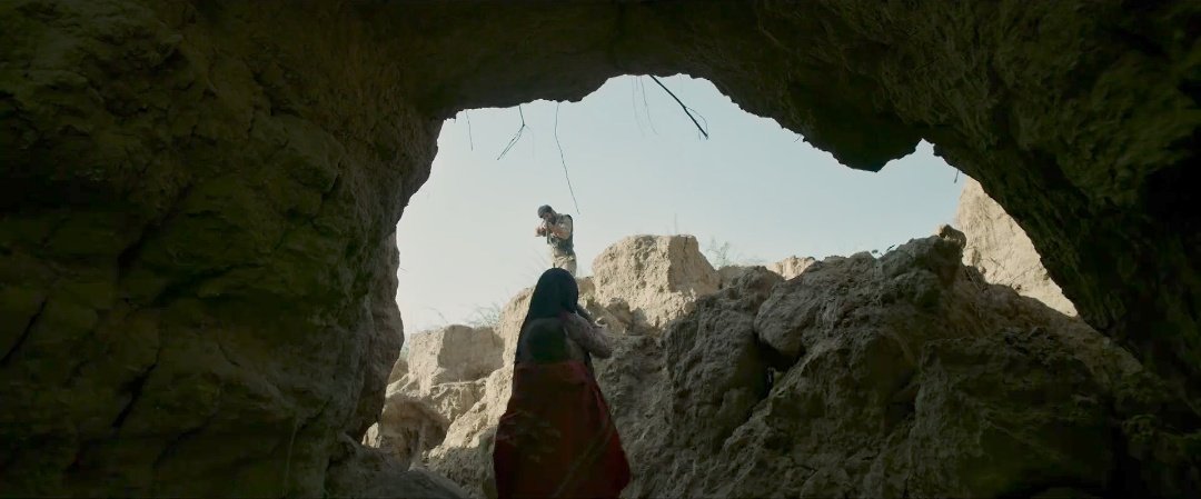 films_and_life's tweet image. Sonchiriya/The Golden Bird (Abhishek Chaubey, 2019)

When a group of dacoits gets split after their leader is killed, they decide to run away. On the way, they meet Indumati and Khushi, who are being chased by the former's family to be killed.

transfer.it/t/OHp22h1RXRBI