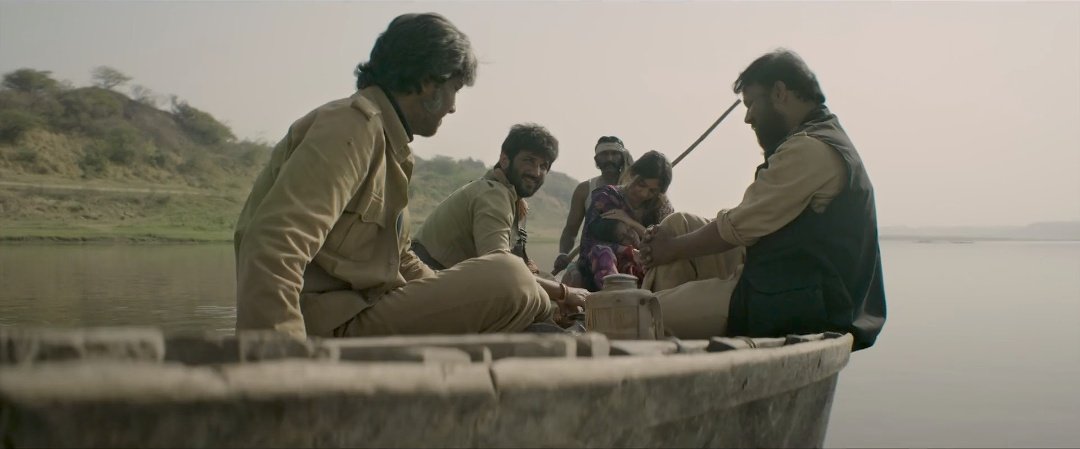films_and_life's tweet image. Sonchiriya/The Golden Bird (Abhishek Chaubey, 2019)

When a group of dacoits gets split after their leader is killed, they decide to run away. On the way, they meet Indumati and Khushi, who are being chased by the former's family to be killed.

transfer.it/t/OHp22h1RXRBI