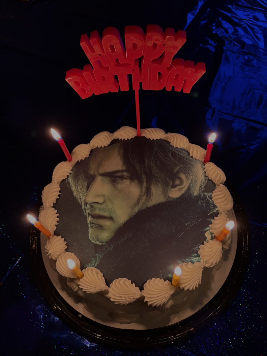 had a little birthday get together today! (it's not my birthday yet it's just today was the only time i had available) but had an amazing leon cake for my bday ^-^