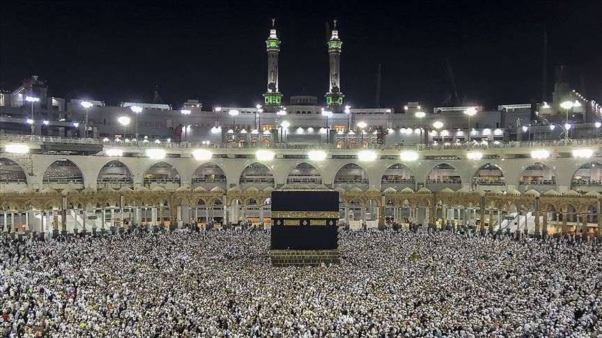 "Kadir Gecesi bin aydan hayırlıdır. 

O gece melekler ve ruh, Rablerinin izniyle her bir iş için iner dururlar. 

O gece tan yeri ağarıncaya kadar esenlik doludur."

Kadir Gecemiz mübarek olsun...