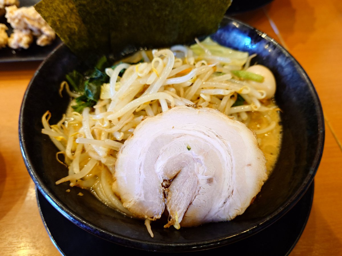 non_ism's tweet photo. 家系の野菜ラーメン。家系はノーマルが一番いいかも #ラーメン #家系 https://t.co/clQfCVp619