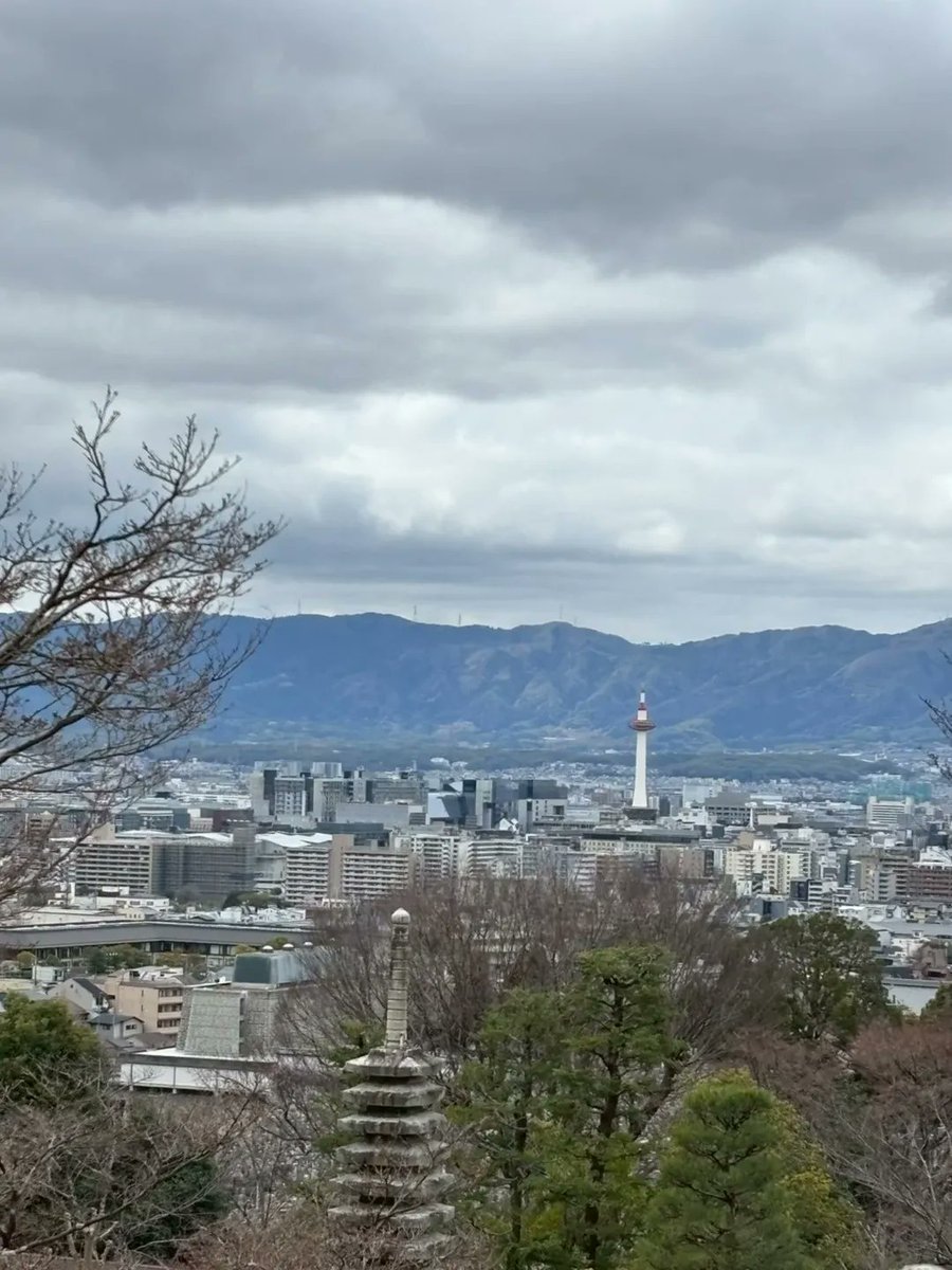 Josu_03's tweet photo. 今日のお出かけ。 京都の大谷本廟へ、お墓参りに。 帰路、久しぶりに清水寺の門をくぐりました。 コロナ禍を経て、訪れるのは実に久しぶり。 境内には梅がちらほら咲き、春の気配。 清水の舞台から見下ろす町並みは絶景でした。 国際色豊かな賑わい。古都の活気を感じました。 
#京都 #清水寺 https://t.co/Ftk7rrCEK8