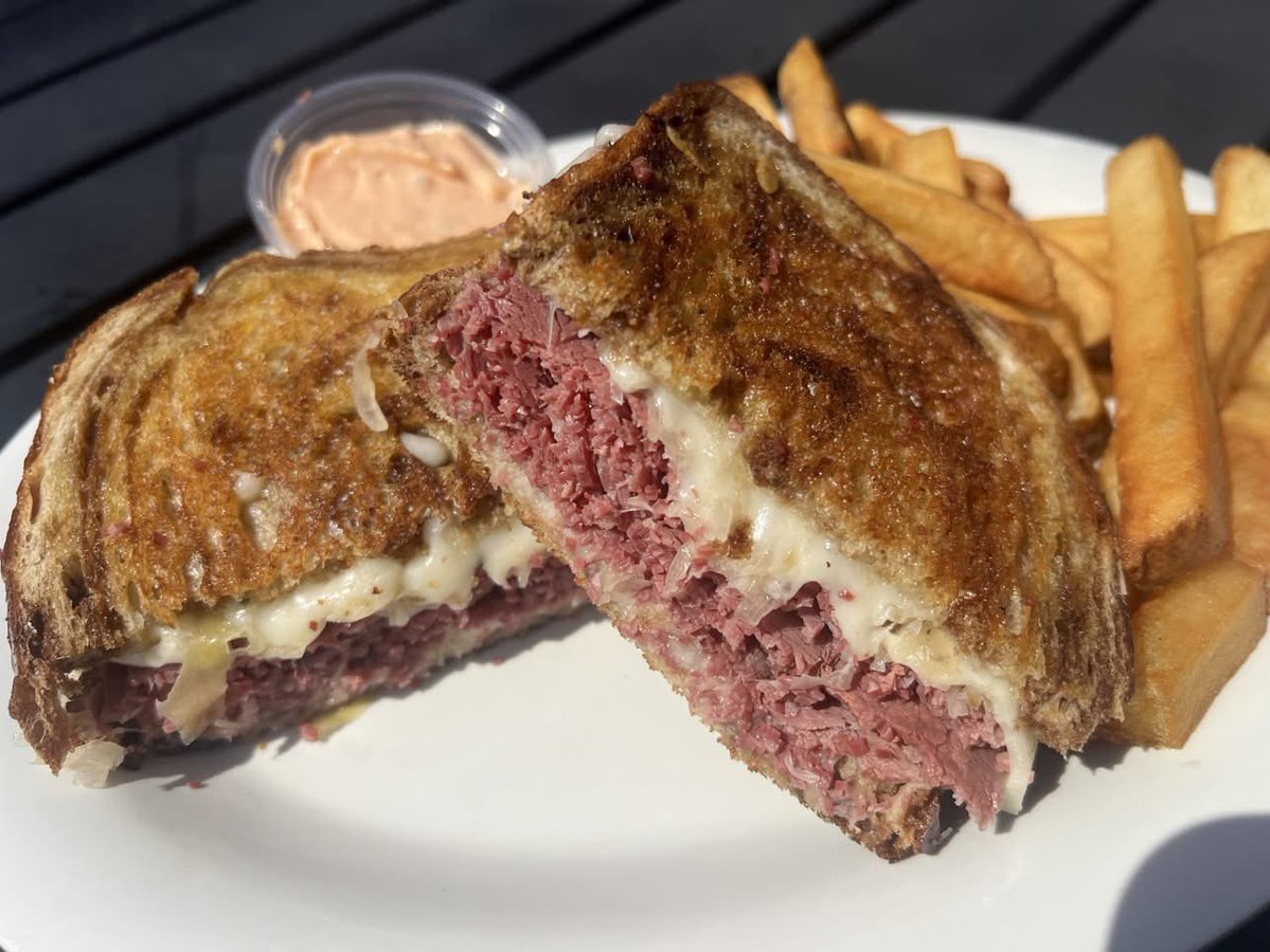 Winking Lizard tweet media