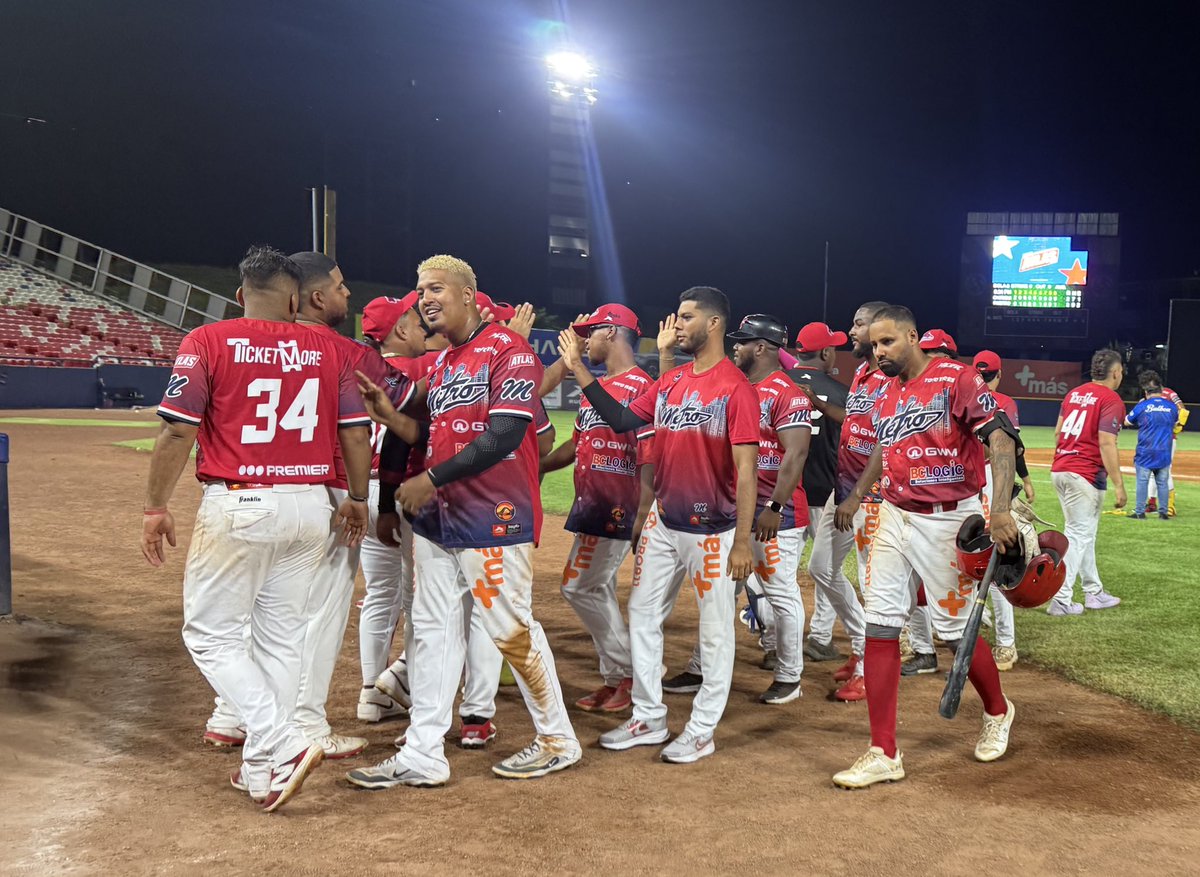 Final | #BéisbolMayor #CHvsPM 

Chiriquí 2-3 Panamá Metro: Con el hit de oro de Emmanuel Forde, los metropolitanos dejan tendidos a los chiricanos.

LG: José Regalado - LP: Gilberto Chu

Robert Mullen: 3-2, 1 CE
Ibrahim McKenzie: 2-1, 1 CE