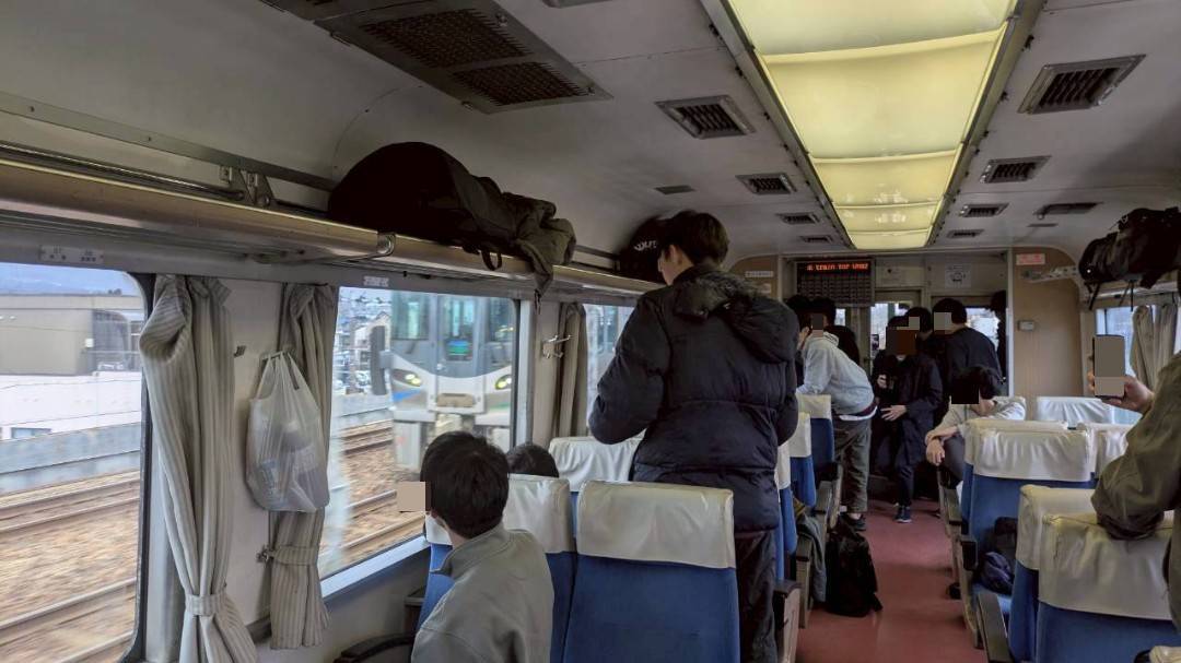 Chuo_RFC_tama's tweet photo. 📢【春合宿・富山団臨】

当会では3/7に富山地方鉄道様の16010形（ 旧レッドアロー）を富山→宇奈月温泉で貸し切らせていただき、団臨を行いました！
車内の仕様から西武時代を��じることができました！富山地方鉄道様ありがとうございました！（広報担当K）
＃富山地方鉄道　#中大鉄研　＃春から中大 https://t.co/z3UbpB4Bf7