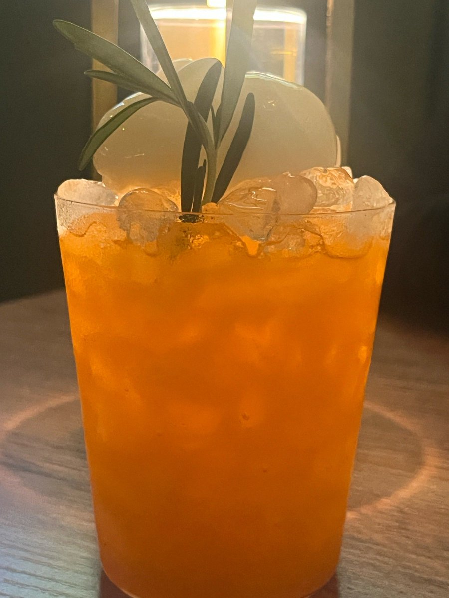 MRTRADER79's tweet image. Summer in a glass! Blend 1 cup watermelon,  cup coconut water, 1 tsp lime juice, u0026 5 mint leaves. Pour over ice—refreshing sip in 2 mins! #WatermelonCoconutSip #QuickRefresh