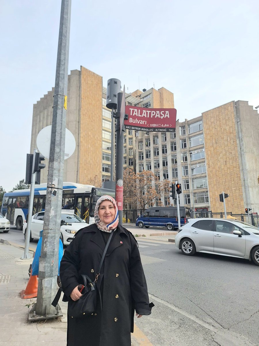 FerideTuran_'s tweet photo. Geçtiğimiz yıl Ankara'da iken ve yaya olarak seyir hâlindeyken Talat Paşa Bulvarı tabelasının sâye(gölge)sinde soluklanmak❤️
"en sonra eğildinse de kurşunla eğildin,
altınlar akarken de züğürt ölmeyi bildin.
neymiş sana heykel? ne demekmiş sana türbe?
arkanda kalan tertemiz ismin yetişir be!"
#TalatPaşa