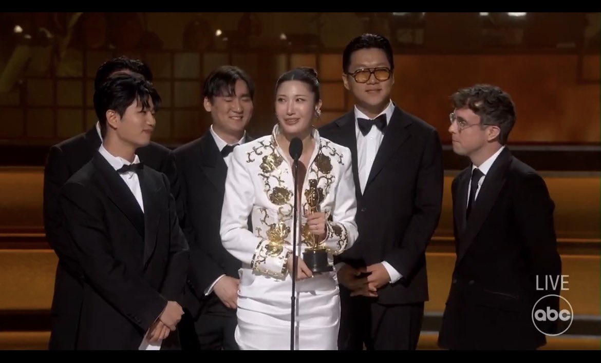 “어린시절 케이팝을 좋아한다고 놀림을 받았는데, 이제 모두 저희 노래를 부르네요. 모든 한국어 가사가 정말 자랑스럽습니다. 이 노래, 이 상은 성공에 대한 것이 아니라, 회복력에 대한 것임을 깨달았습니다.“

-이재 오스카 주제가 상 수상 소감