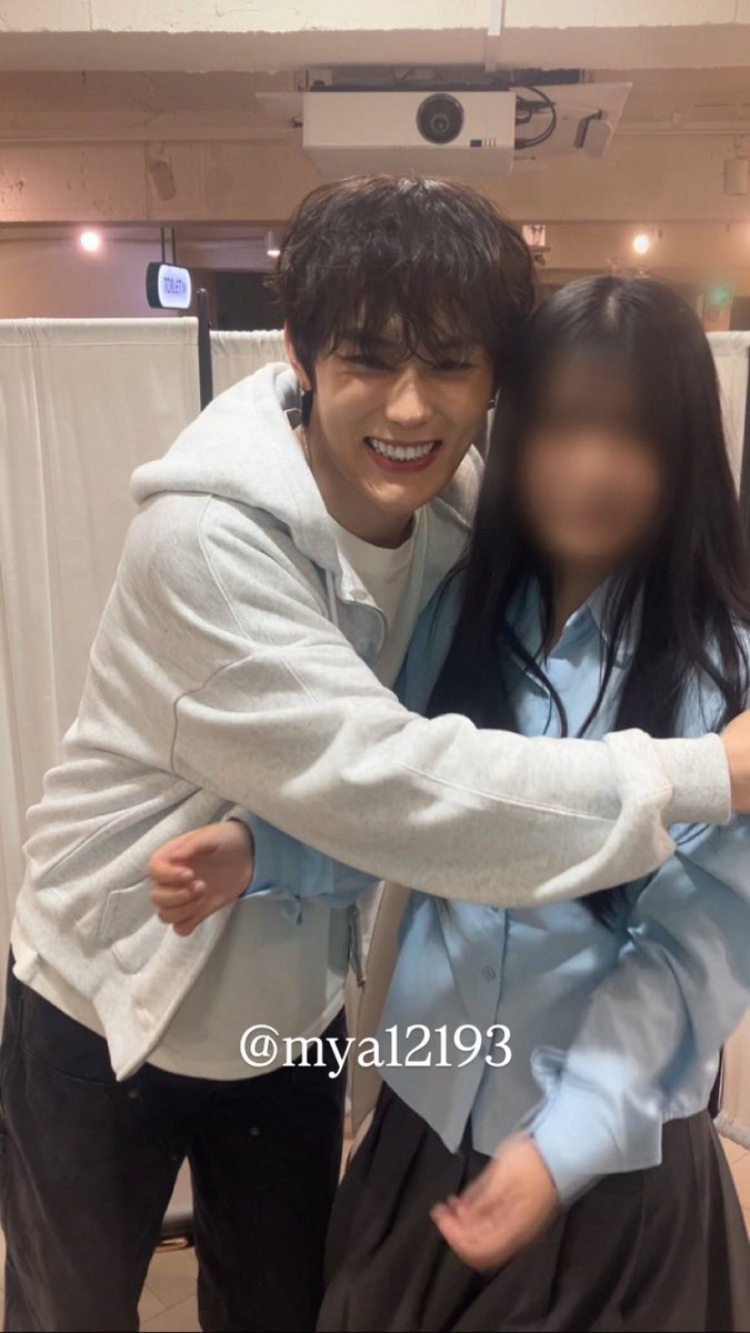 mya12193's tweet photo. 260315 
여자 무서운지 모르고.. 막 안아주네

#胡翰文 #후한원 #huhanwen https://t.co/Ymz4Xh5i2o
