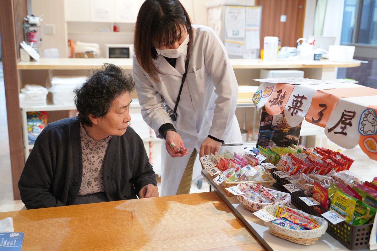 howagroup's tweet photo. 3月3日、ふたみ苑にて「駄菓子販売イベント」を開催しました。
職員がカートいっぱいの駄菓子を持って各ユニットを回り、ご利用者の皆さまにお好きなお菓子を2つ選んでいただきました。
手作りのバルーンひな人形も登場し、和やかな時間となりました。 https://t.co/zzykcKkJt4