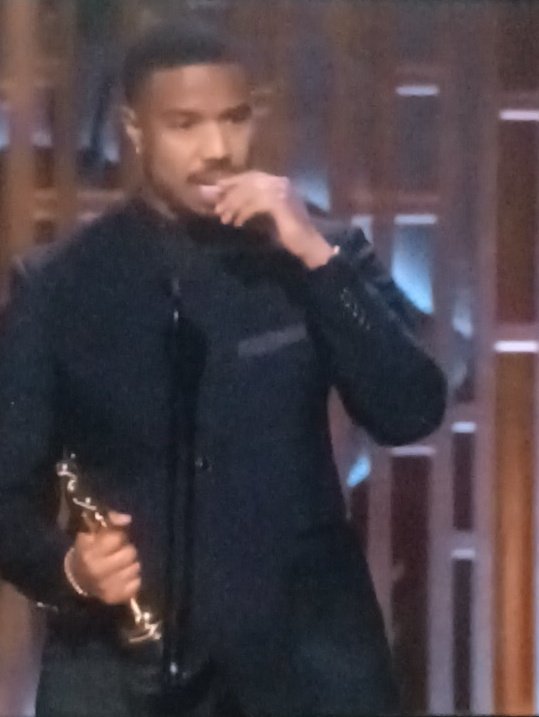 ScgFernando's tweet photo. POLICIA!!! Están robando a #TimothéeChalamet  este tipo le quitó su #oscar  #MichaelBJordan o su gemelo pero lo están robando. Fue un buen papel pero no para Oscar. #Sinners es una película divertida Pero nada mas https://t.co/zlIbVJ11uE