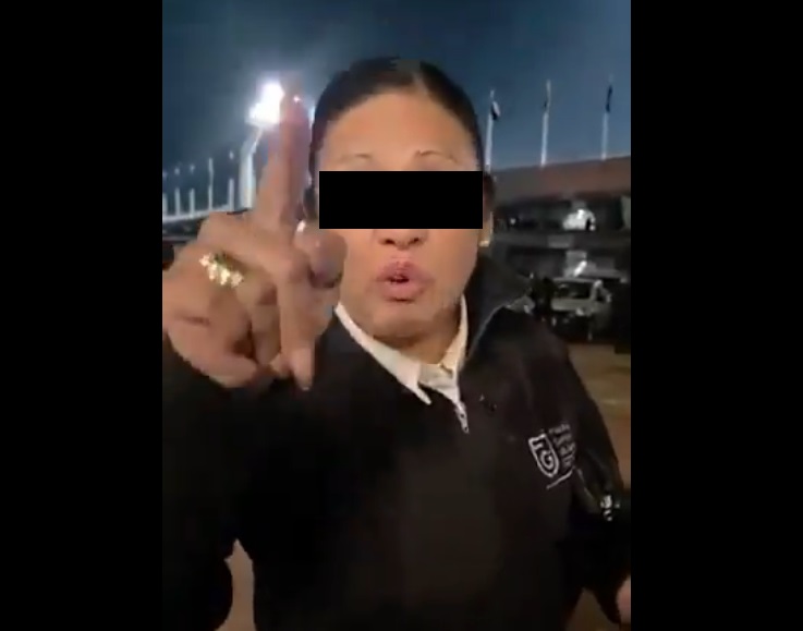 QuadratinMexico's tweet photo. En una ficha informativa, la #SSCCDMX informó que la policía auxiliar quien fue agredida por una mujer con una chamarra oficial de la Fiscalía de la Ciudad de México, en CU, presentará una denuncia formal.
https://t.co/RWmg4OREMP https://t.co/IKPjeRuXjk