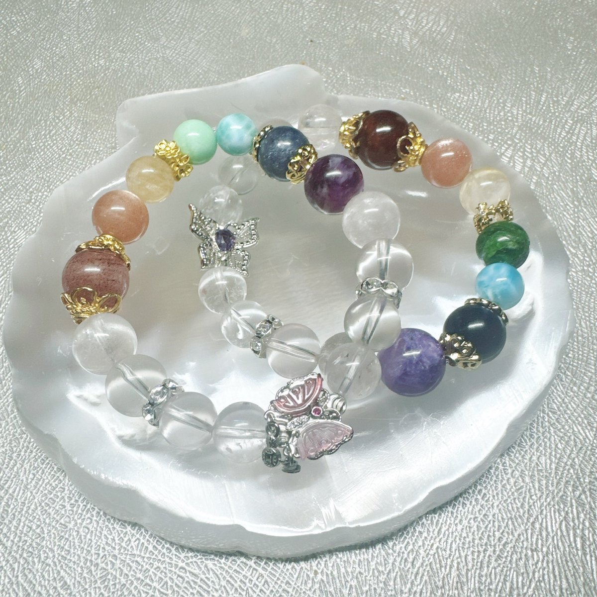 amiko_5151's tweet photo. 最近ハンドメイドりぼんと、天然石のブレスレットを作っています💎✨
手帳につけらるストラップも作成中です💕
チャクラに興味がある方も🥰
お手頃〜ありますのでお気軽にお声がけください💕 https://t.co/YFKmcFF3C8