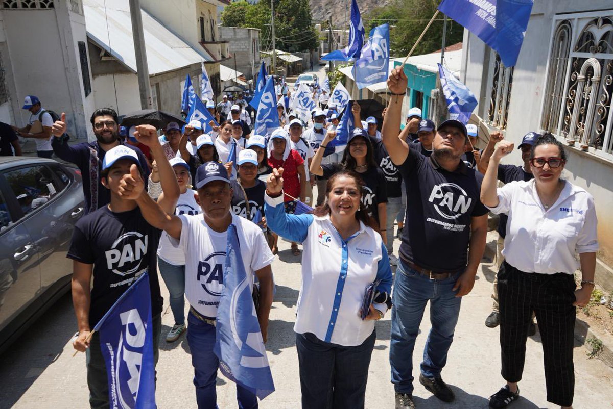 PANChiapasMex's tweet photo. En Osumacinta, militantes participaron en la capacitación impartida por Paulina Peñaflor y Alberto Reyes, de la SNE.

Posteriormente, acompañados por Katy Caravantes y el CDE, salimos a las calles para escuchar a las familias.

Así trabaja el PAN: con convicción y cercanía. https://t.co/EeBTEo73Vd