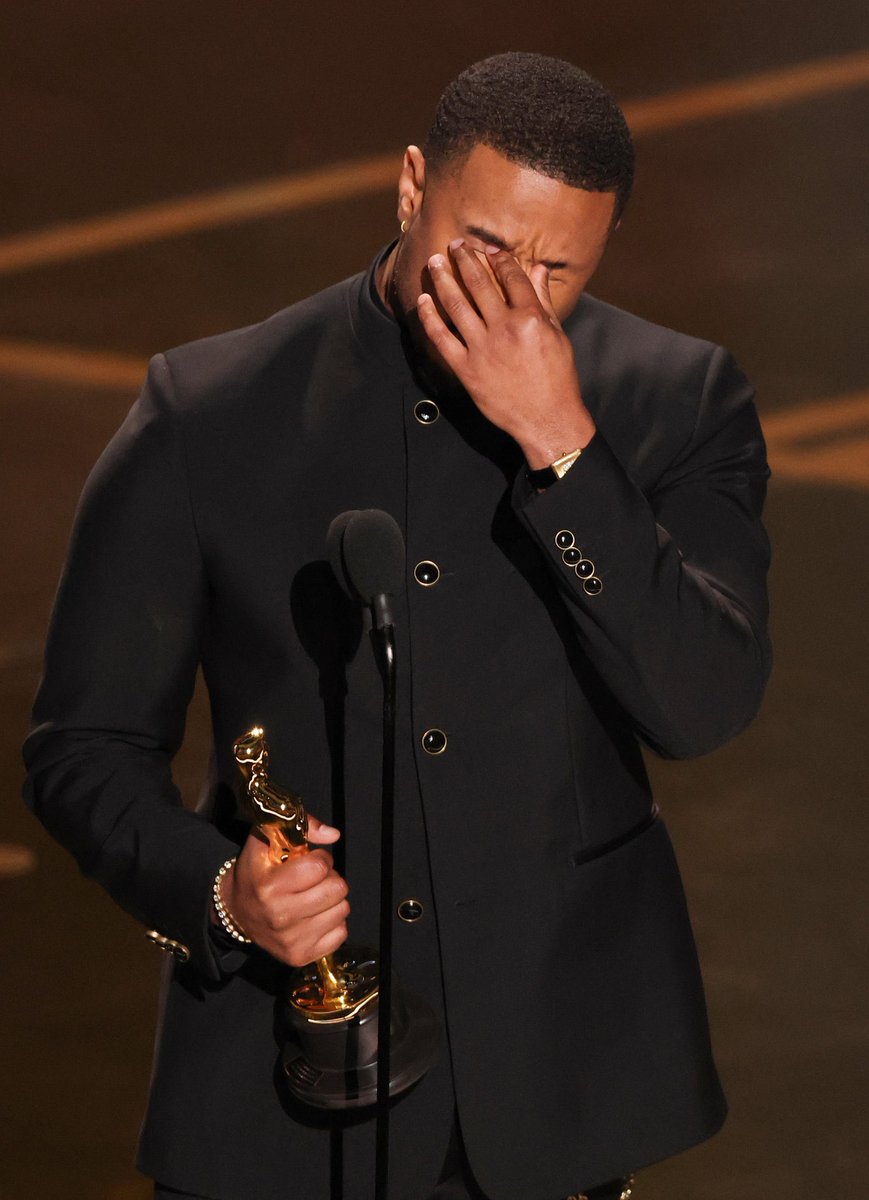 Thehorrorkid's tweet image. Michael B Jordan on stage with his Oscar