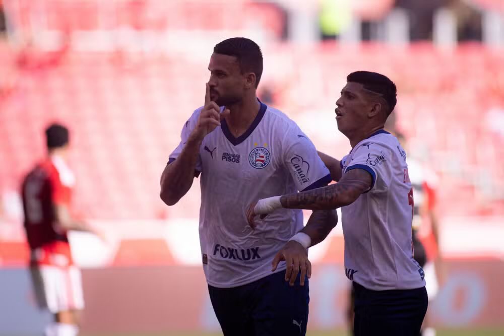 maxifranzoi's tweet photo. Queria muito fazer a brincadeira do “tu é colorado e aparece na imagem? Me chama na DM”, mas as arquibancadas vazias ao fundo impediram. 😂

Pularam da barca. 🤷🏻‍♂️ https://t.co/crQUvybSAI
