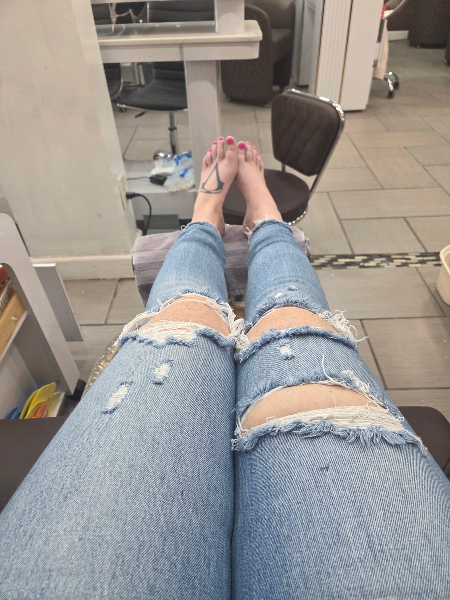 Pretty pink toes done 🌸
Who has a face?