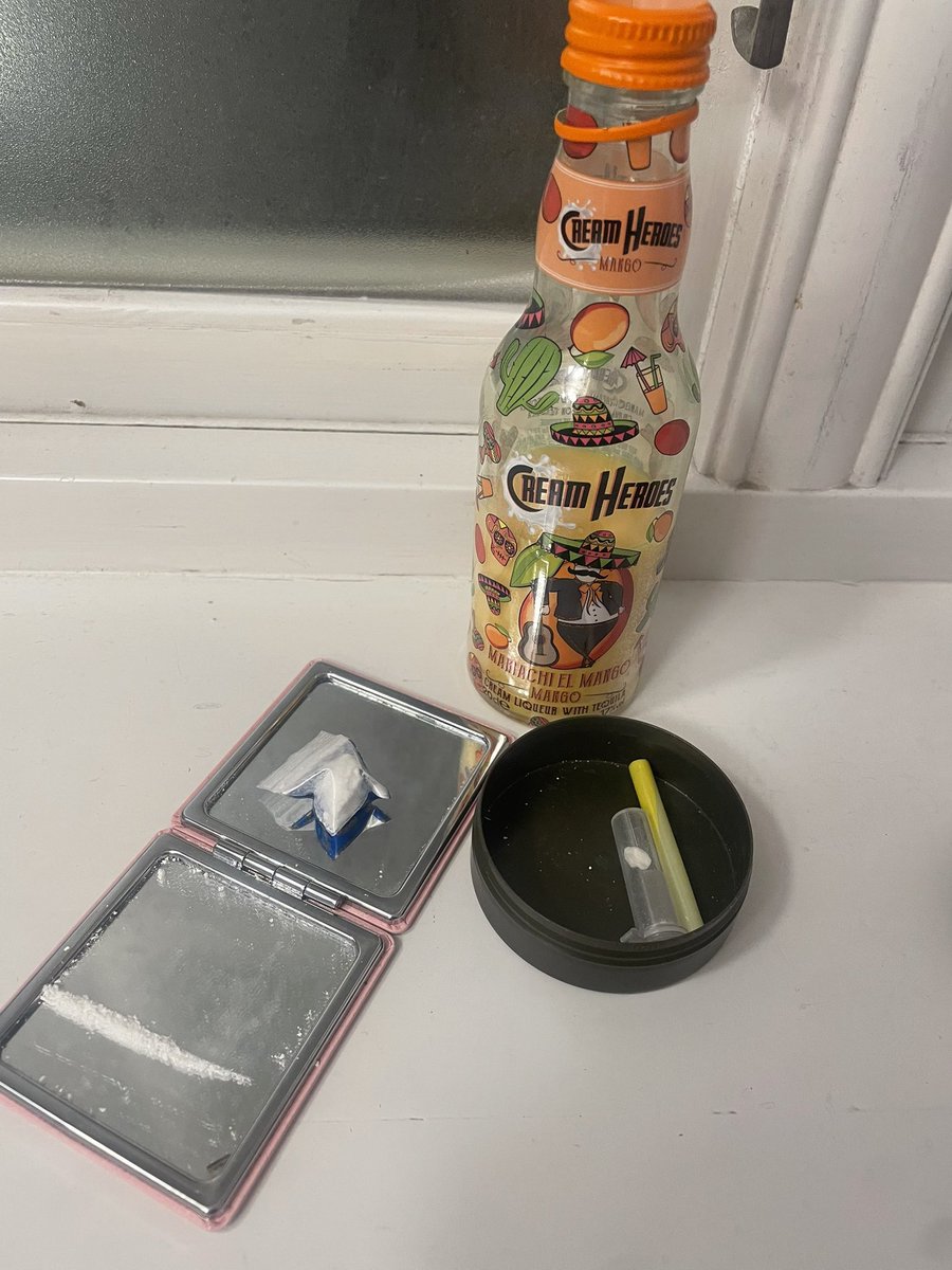 ElfiePukes's tweet photo. What I consume in front of ppl vs in the bathroom https://t.co/reG7u0qg5a