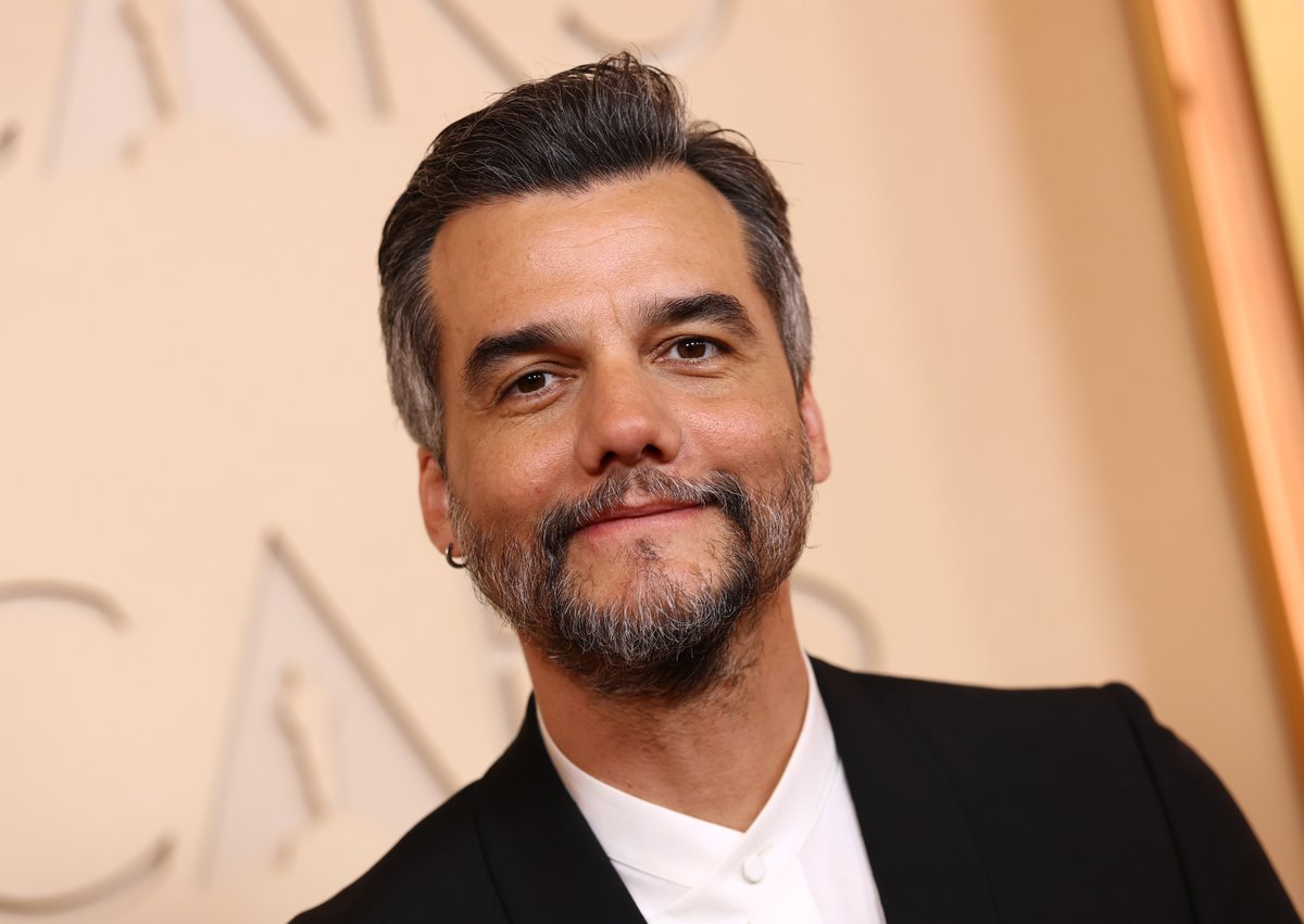 RollingStone's tweet photo. Best Actor #Oscar nominee Wagner Moura is all smiles on the red carpet. https://t.co/tLcOXBbahB