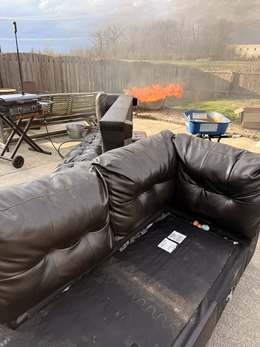 ℍ𝖔𝖜𝖑𝖎𝖓𝖌 𝖍𝖎𝖑𝖑𝕓𝖎𝖑𝖑𝖞 𝕋𝖗𝖚𝕔𝖐𝖊𝖗 tweet media