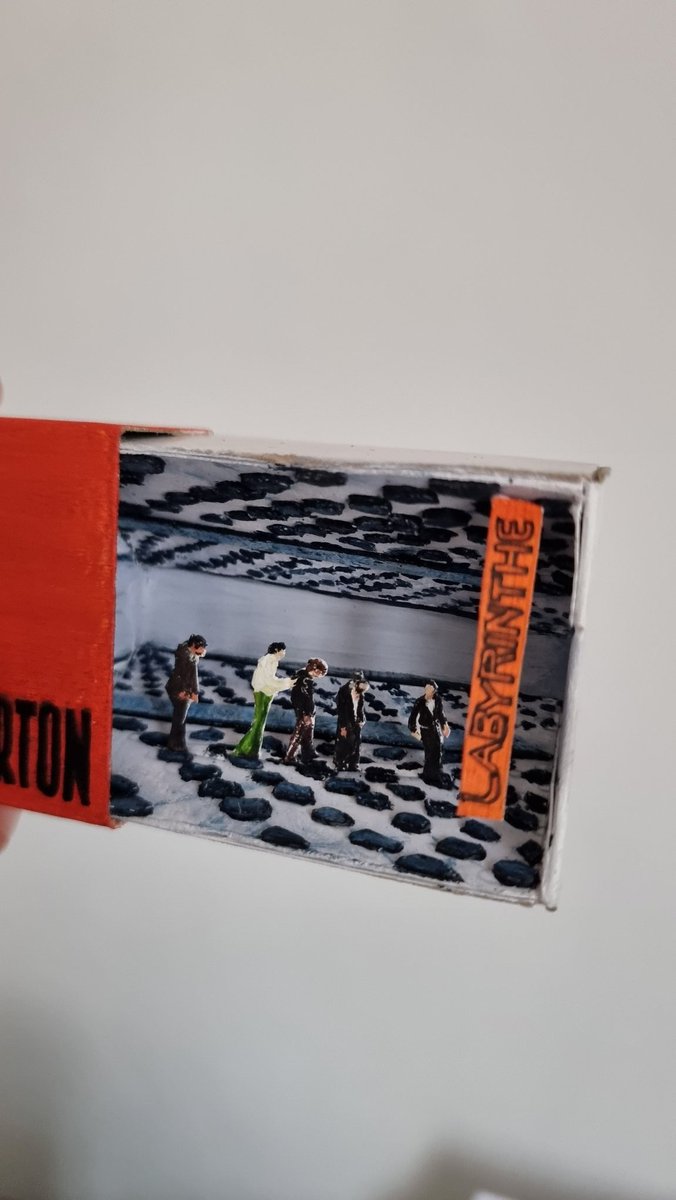 AurelieDo's tweet photo. "laisse-moi décorer le labyrinthe" 

here : https://t.co/u1hheuUvhT 

#matchboxart #art #feuchatterton https://t.co/dSPLArmC1T