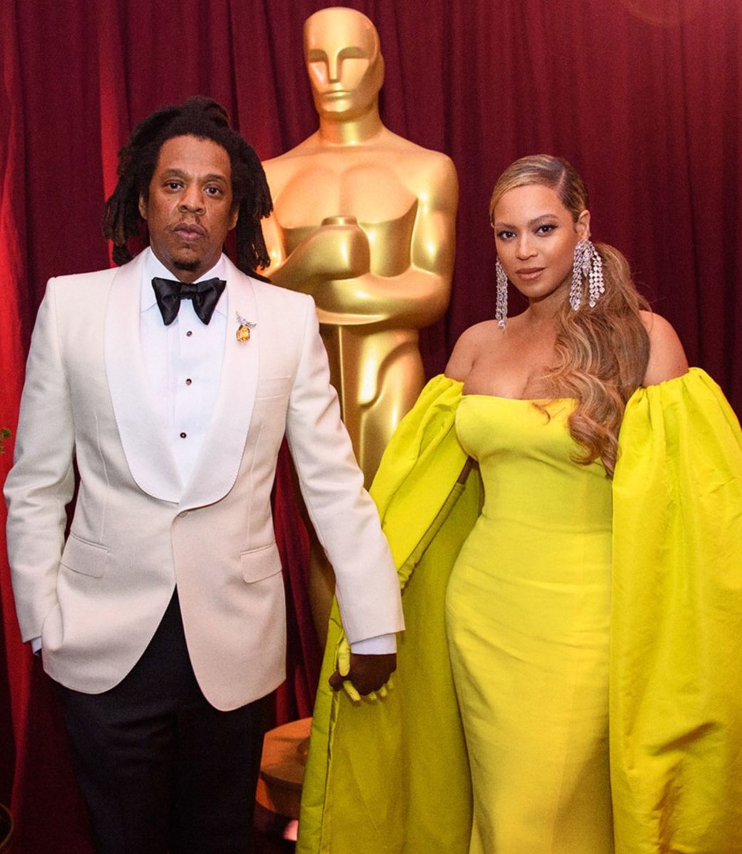 JAYZeBeyonce's tweet photo. Hoje acontece a #GoldParty, tradicional festa pós-Oscar de JAY-Z e Beyoncé.
A expectativa é que integrantes do filme “O Agente Secreto” também marquem presença, repetindo o que aconteceu com a equipe de Ainda Estou Aqui, já que o convite é entregue principalmente para os indicados da noite. O que acham? 🤔