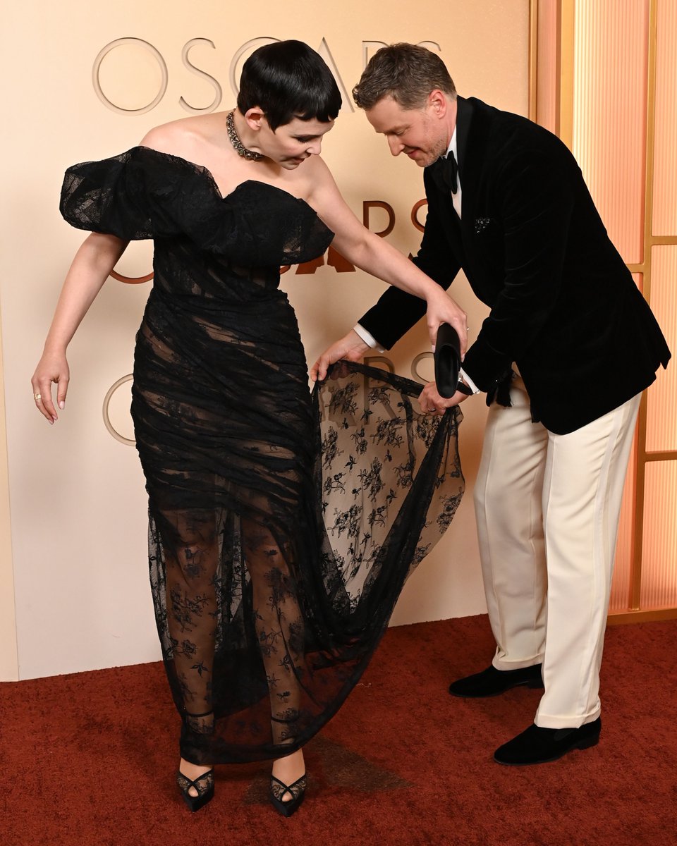 enews's tweet photo. Ginnifer Goodwin &amp; Josh Dallas are the standard on the #Oscars red carpet. ❤️ (📷: Shutterstock) https://t.co/JzRPgBnbeQ