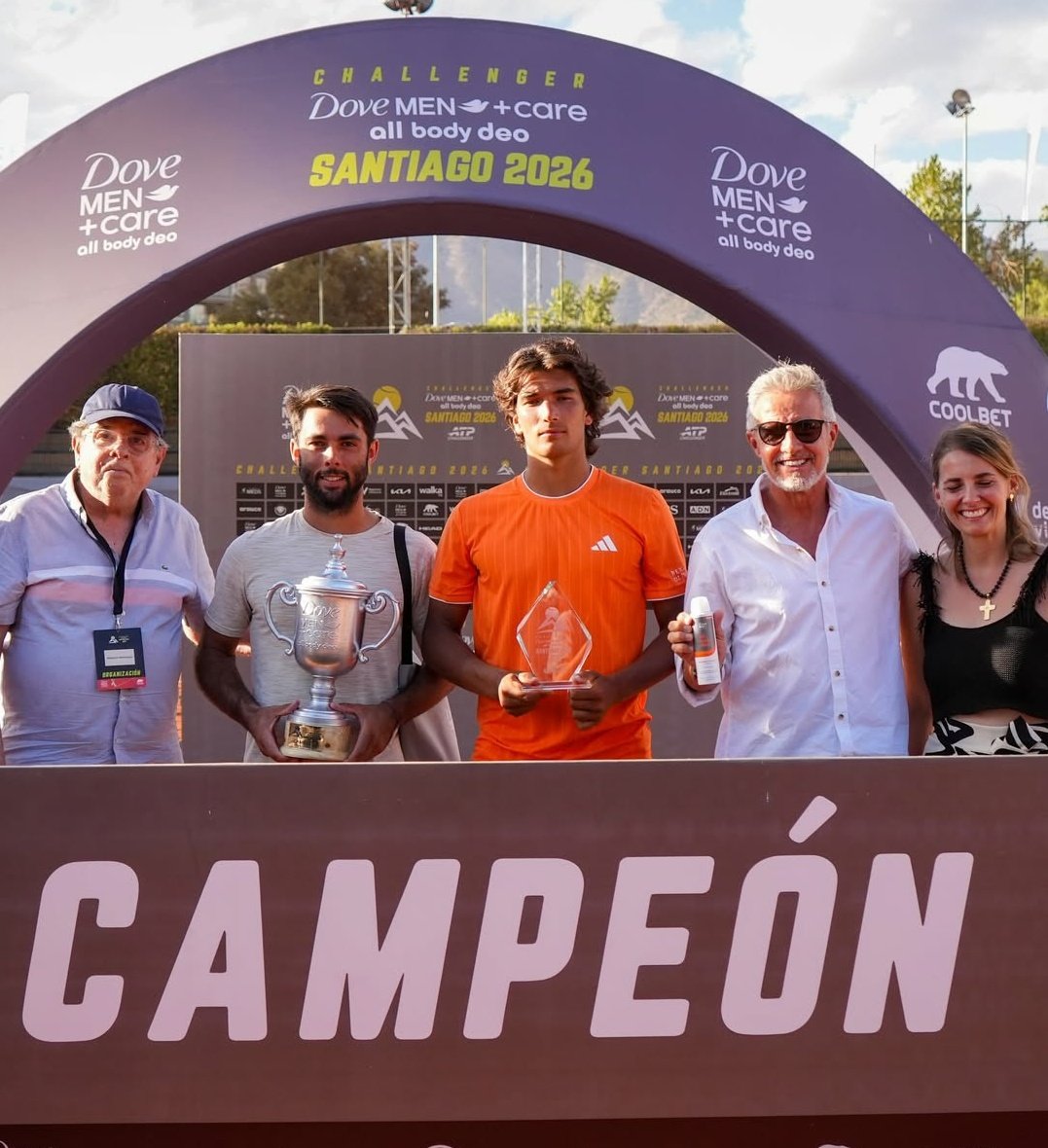 Tenisinfo247's tweet photo. El argentino Genaro Olivieri salió campeón del Challenger de Santiago🇨🇱, tras vencer al portugués Henrique Rocha (169 ATP), por doble 6-4. El nacido en Bragado, que ganó el tercer título Challenger de su carrera y el primero de 2026, subirá al puesto 192 del escalafón mundial. https://t.co/C8gqEbDBXS