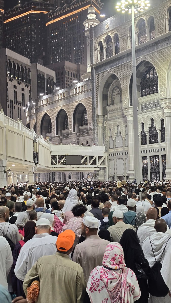 InkSketcher's tweet photo. Scenes from Masjid Al Haram on the 27th Night of Ramadan with Mosque Reaching full capacity and rows being made upto 2km outside the mosque. SubhanaAllah
.
#makkah #ramadan https://t.co/RnxLSygyS4