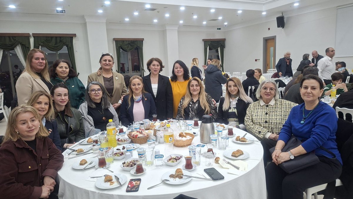 Ramazan ayının bereketini, dayanışmasını ve paylaşmanın güzelliğini birlikte yaşadığımız bu anlamlı akşamda; dostluğu, kardeşliği ve ortak mücadelemizi bir kez daha büyüttük.
<a href="/sdedetas/">Sinem Dedetaş</a> 
<a href="/BerkTutuncu/">Berk Tütüncü</a> 
<a href="/zerrin42541384/">zerrin</a> 
<a href="/Efkannpolatt/">Efkanpolat</a> 
<a href="/chp_uskudarilce/">CHP Üsküdar İlçe Başkanlığı</a> 
<a href="/chpkadinuskudar/">CHP Üsküdar Kadın Kolu</a>