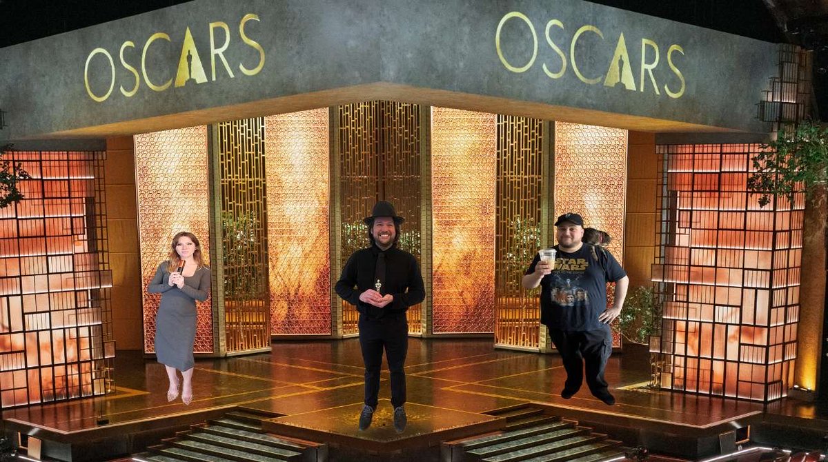 ZacharyKocanda's tweet photo. Ready to celebrate Hollywood's biggest night with @BrianLeeKlueter and @pnapplmelon (who made this Real Photo). https://t.co/8MTnxTTpuj