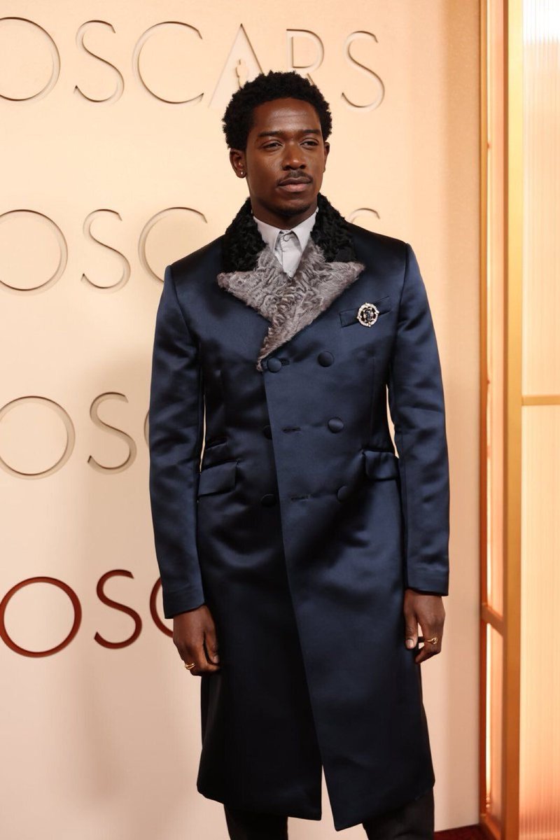 OficialTheGeek's tweet photo. Damson Idris (F1: O Filme) no red carpet do Oscar 2026.

#Oscars #Oscar https://t.co/WJCogTNLP2