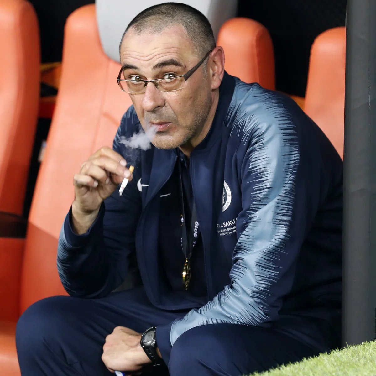 Costretto a mettere il 3° portiere 16enne che fino a ieri giocava in Serie C, patrik metodista in mezzo al campo perché sono tutti morti (l'altro allenatore ha Modric), coppia centrale 2 che hanno i nomi di malattie veneree, davanti MALDINI unico terminale

UMILIA IL FANTINO