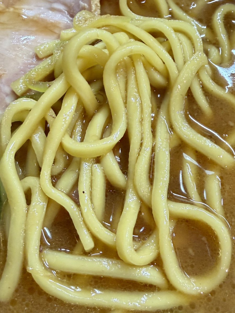 とらきち家 光@東白楽

チャーシュー麺☆

濃厚でマイルド♪

それでいてビシッと醤油感も感じられるスープ♪

絶妙な茹で加減のモチっとした太麺♪

しっとりジューシーでスモーキーな絶品チャーシュー♪

ホント美味しい一杯♪