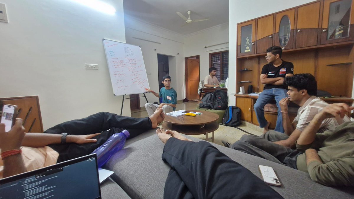 TanishqRinjay's tweet photo. Day 30-40: Did 2 DSA questions everyday(revised graph questions), completed some more LLD concepts, learnt State design pattern, did revision.
Also taught my frnds some LLD design patterns, &amp; will continue to kind of teach them so i brush up &amp; spark some good discussions https://t.co/up1Or82Vdv