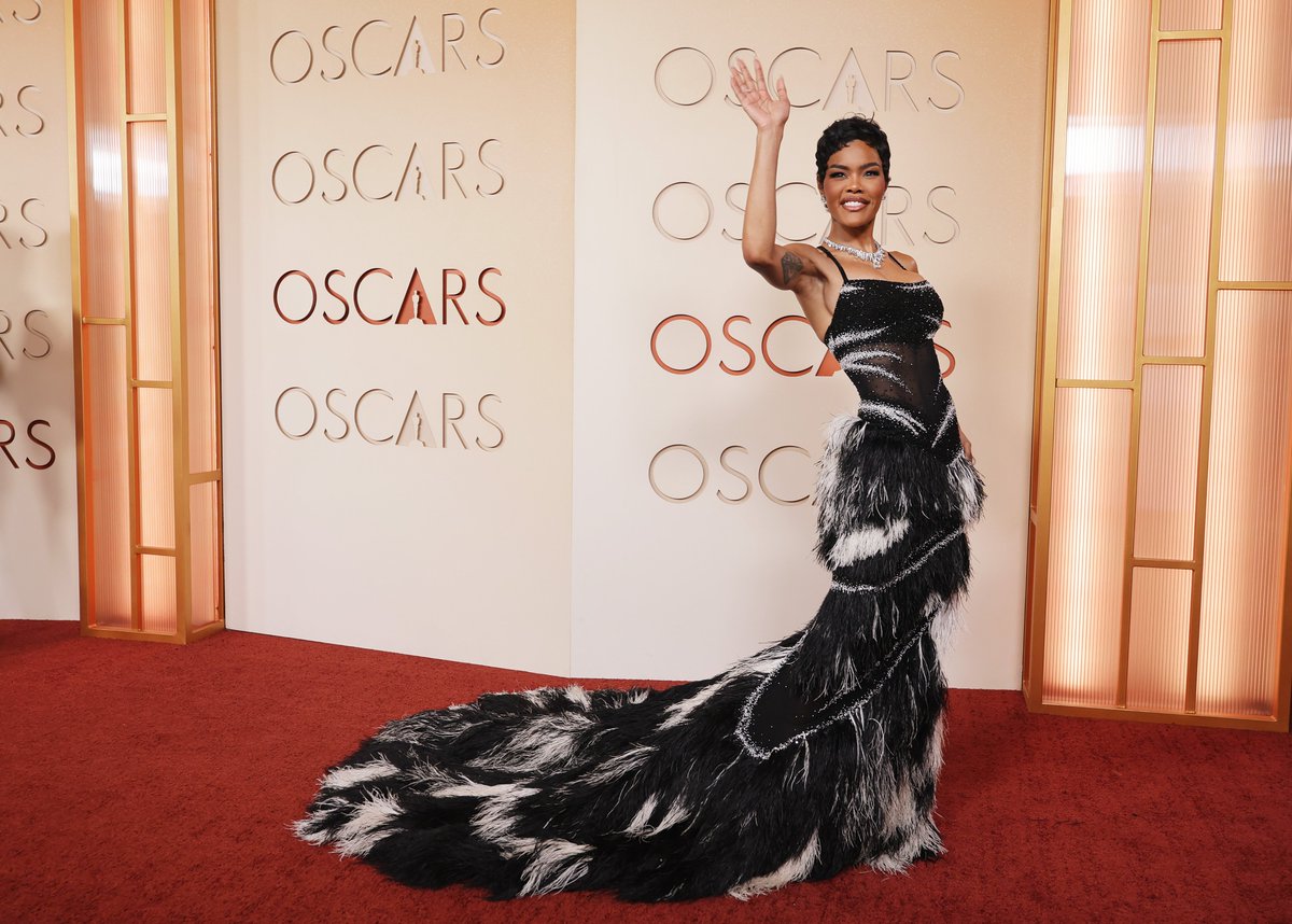 Teyana Taylor came to SLAY for the biggest red carpet of them all at the #Oscars! 🔥 See all the star fashions 🔗: extratv.com/photos/2026/03…