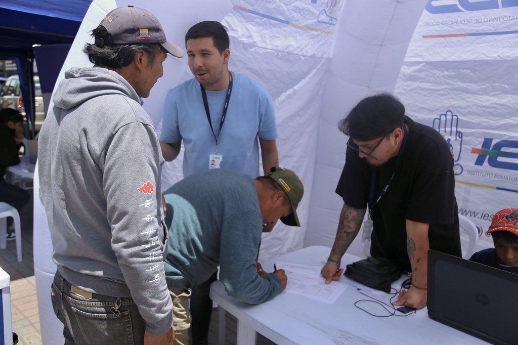 IESSPichincha's tweet photo. Hoy Lloa se llenó de servicios y de bienestar social 🤝

En la #BrigadaIntegral desarrollada en esa localidad, cerca de 150 personas accedieron a atención personalizada y orientación en trámites gracias al trabajo articulado del @IESSPichincha con @BiessEcuador , @SRIoficialEc, @RegistroCivilec , @CNT_EC , @ElectricaQuito y @Salud_Ec .