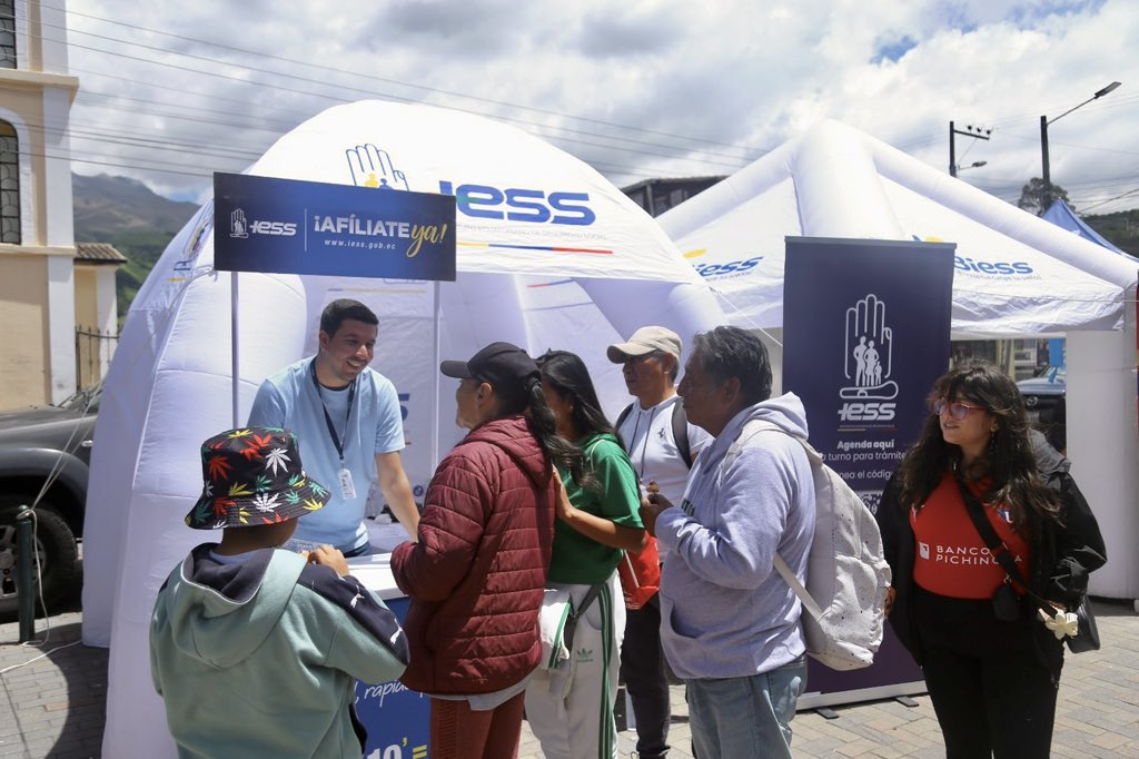 IESSPichincha's tweet photo. Hoy Lloa se llenó de servicios y de bienestar social 🤝

En la #BrigadaIntegral desarrollada en esa localidad, cerca de 150 personas accedieron a atención personalizada y orientación en trámites gracias al trabajo articulado del @IESSPichincha con @BiessEcuador , @SRIoficialEc, @RegistroCivilec , @CNT_EC , @ElectricaQuito y @Salud_Ec .