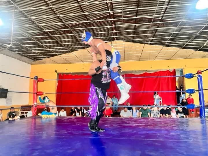 LaTijeraLucha's tweet photo. Sensacional batalla al grito de 🎶esto es lucha🎶 donde de forma espectacular y con mayor fuerza GoldenPower, #ZBoy y #GenioNegro vencen con una gran coordinación a #AhijaditoDelDiablo, #ReyChispita y CaballeroDeFuegocenclucba premiada con dinero por los feligreses y público... https://t.co/5MCpF4zJfx