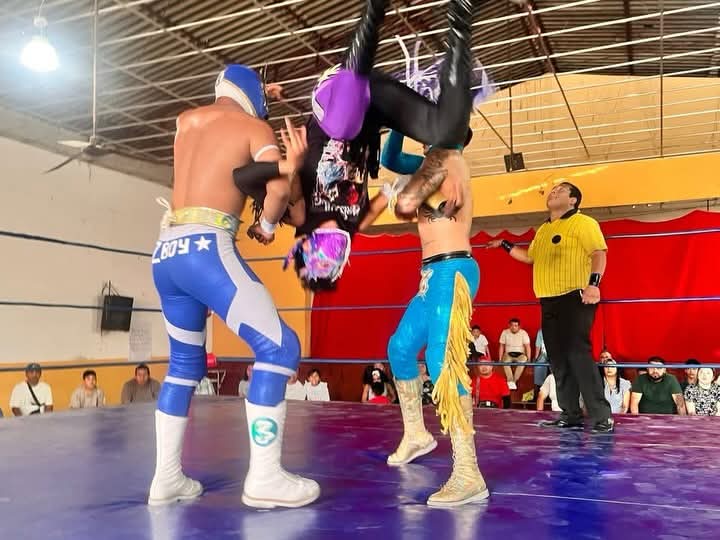 LaTijeraLucha's tweet photo. Sensacional batalla al grito de 🎶esto es lucha🎶 donde de forma espectacular y con mayor fuerza GoldenPower, #ZBoy y #GenioNegro vencen con una gran coordinación a #AhijaditoDelDiablo, #ReyChispita y CaballeroDeFuegocenclucba premiada con dinero por los feligreses y público... https://t.co/5MCpF4zJfx