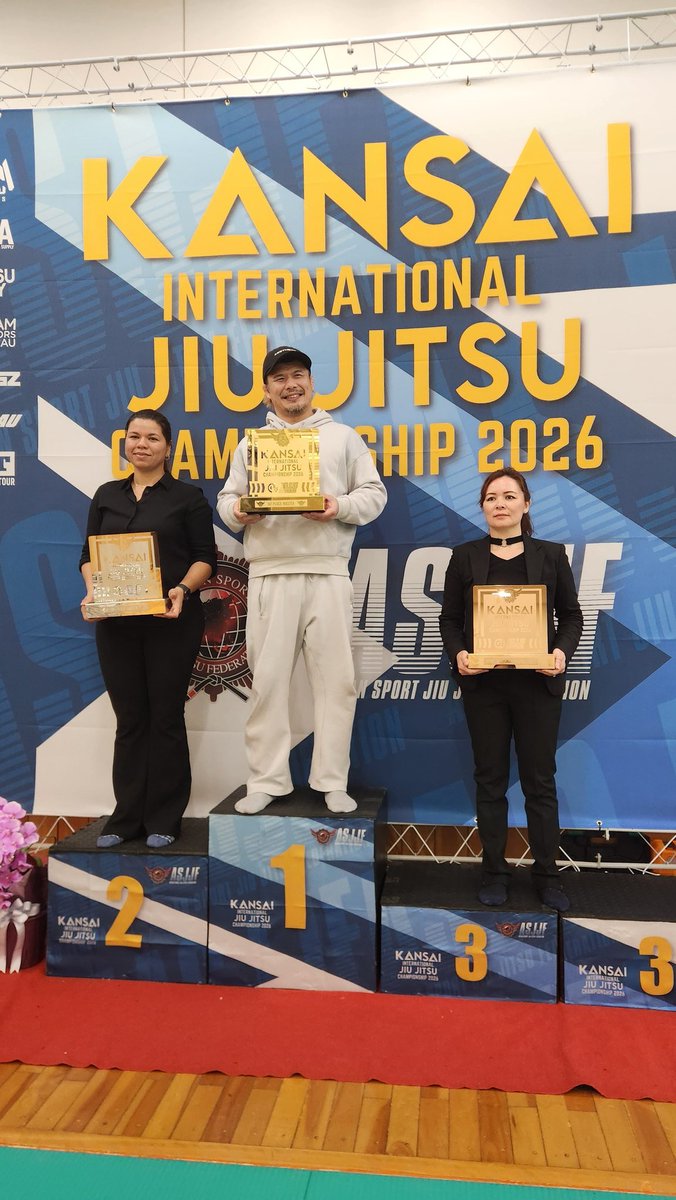 スダコンガ tweet media