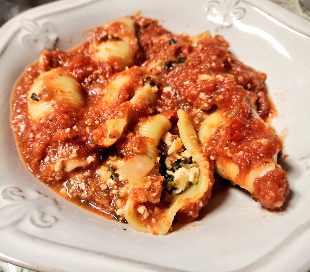 IHazNoTwiter's tweet image. Tofu and spinach stuffed shells with a marinara sauce!! 😁👩‍🍳
#vegetarian #Homemade #twittersupperclub