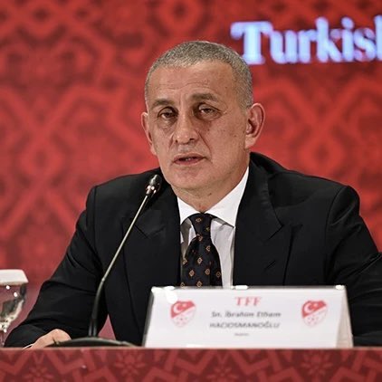 Ersin Düzen: Selçuk İnan'ın, Sergen Yalçın'ın, Tedesco'nun maç sonu hakemleri eleştirdikleri açıklamalar sonrası TFF'den bir açıklama gördünüz mü?

Peki iki hafta önce Galatasaray'ın yapmış olduğu açıklamaya bizzat TFF Başkanı tweet attırdı, 'bırakın ayak oyunlarını' diye.

Bugün