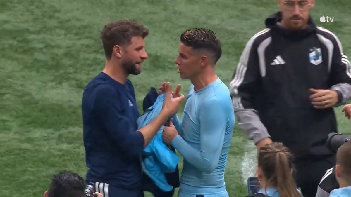 في الدوري الأمريكي الليلة الماضية، اجتمع نجمان فازا بالحذاء الذهبي في كأس العالم: توماس مولر هداف كأس العالم 2010. جيمس رودريغيز هداف كأس العالم 2014 