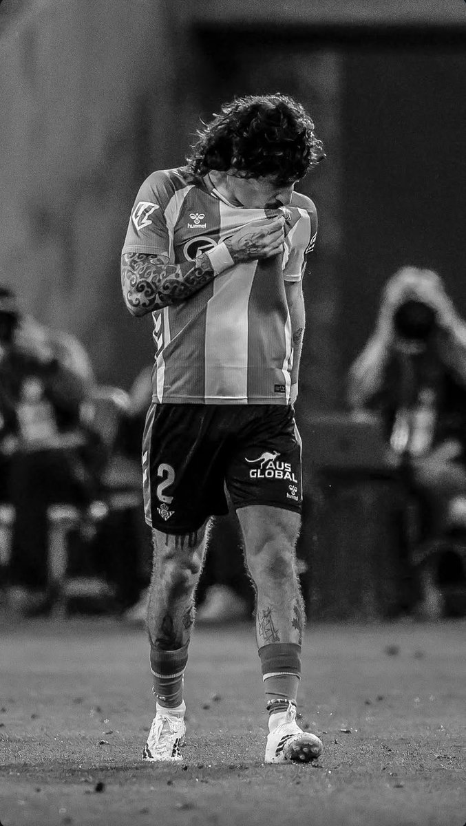 beticismo_17's tweet photo. Trabaja en silencio, profesional, un tío que ama al Betis, que ha luchado por estar aquí y es su casa.

De no ser por las lesiones… Porque cuando está se nota muchísimo, y el que más lo nota es el extremo con sus incorporaciones al ataque.

Lo mejor de hoy, Hector💚 https://t.co/eu5XNCVTWA
