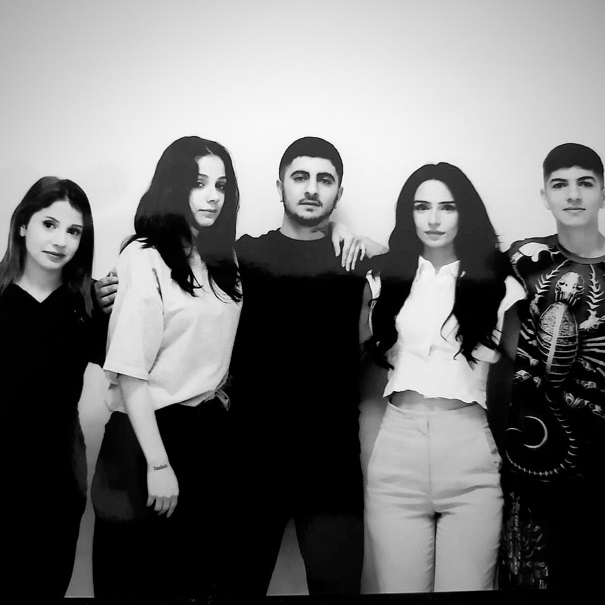 35mgulsen's tweet photo. Rabbim yürüdüğünüz tüm yolları size cennet kılsın, gönlünüzdeki her şeyi yaşamayı nasip etsin. Yeryüzünün tüm güzellikleri sizin olsun. Rabbim yokluğunuzu göstermesin. Her daim arkanızda durup, sizi koruyacak gücü benden eksik etmesin 🤍✨ 
#KadirGecesi https://t.co/kZGA5xxgSj